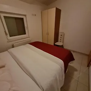 Apartman And Niki 2, Kastela